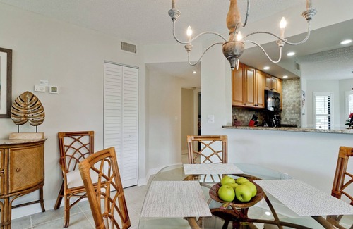South Bradenton Apartment | WG-near Beaches and IMG, Pool, Tennis, Pickleball, Shorewalk condo 2 Bedroom/2 Bath lake view