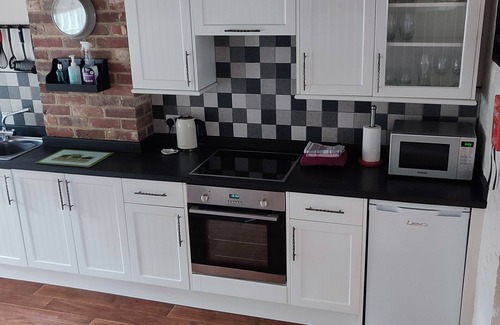 Upper Dicker Cottage | Wheat cottage, Chiddingly, spacious and well equipped character accommodation