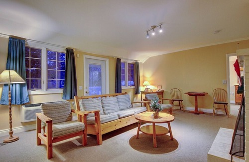 Georgina Ski Chalet | Wheelchair accessible Relaxing cozy Chalet (Leacock)