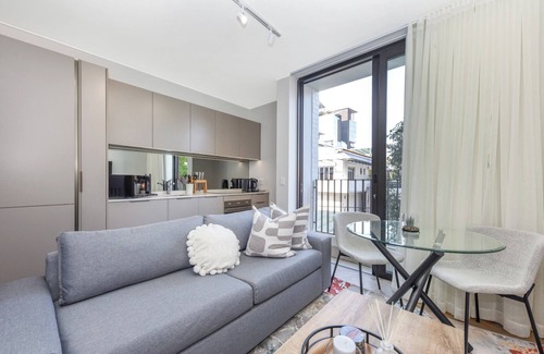 Greater Johannesburg Metropolitan Area Apartment | Where Business Meets Pleasure, Luxe Retreat