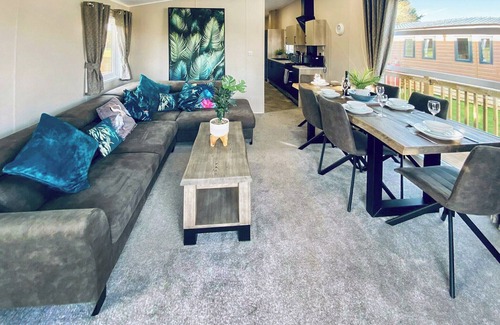 Laceby Ski Chalet | Whimbrel Lakeside Lodge