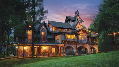 Franklin Apartment | Whimsical Gatehouse at Dark Horse Estate