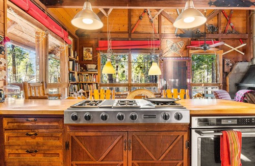 Groveland Cabin | Whimsical outdoor retreat with a pizza oven, firepit, game room, grill, & AC