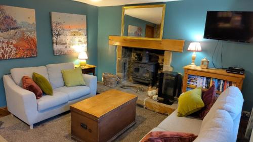Tansley House | Whimsy by the Peaks, private parking, fenced garden, good walks, pub