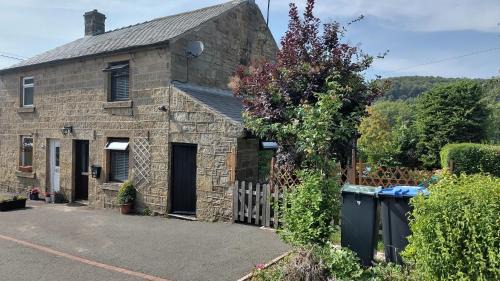 Tansley House | Whimsy by the Peaks, private parking, fenced garden, good walks, pub