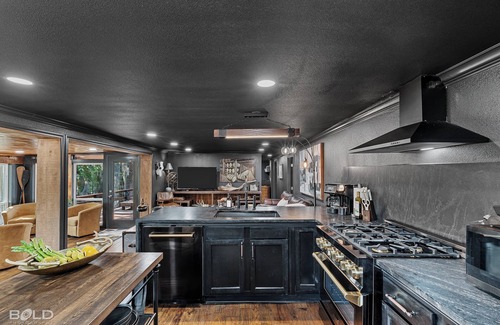 Jefferson Cabin | Whiskey Barrel, Hot Tub, Waterfront, Pickleball & Game Room