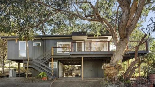 Lorne House | Whispering Gums - Ocean Views, Pet Friendly, EV UNIT 7kW for electric cars, Sleeps 7