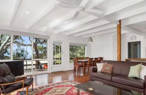 Lorne House | Whispering Gums - Ocean Views, Pet Friendly, EV UNIT 7kW for electric cars, Sleeps 7