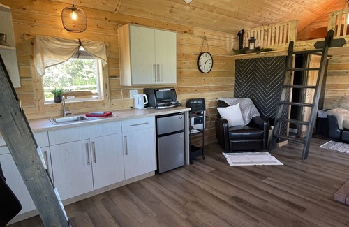 Central Alberta Cabin | Whispering Winds Cabin - cozy double loft cabin
