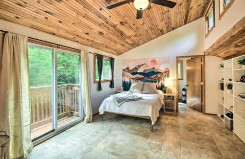 Grafton House | Whispering Woods Cabin - Creekside & Pet Friendly