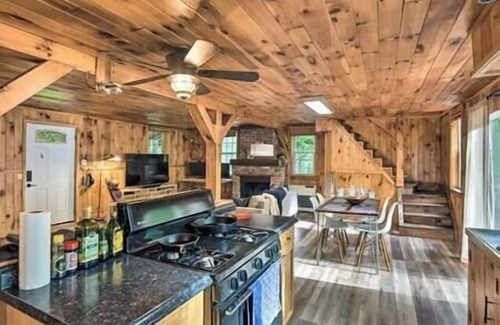 Grafton Cabin | Whispering Woods Cabin - Creekside & Pet Friendly
