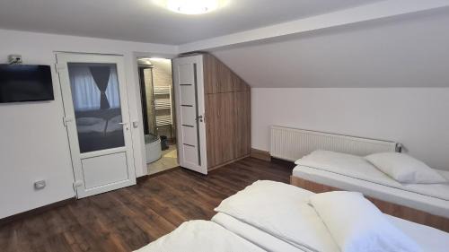Chiscau Apartment | White Apartment Peștera Urșilor