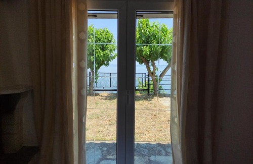 Makrigialos House | White Clam Vintage House with sea view & garden