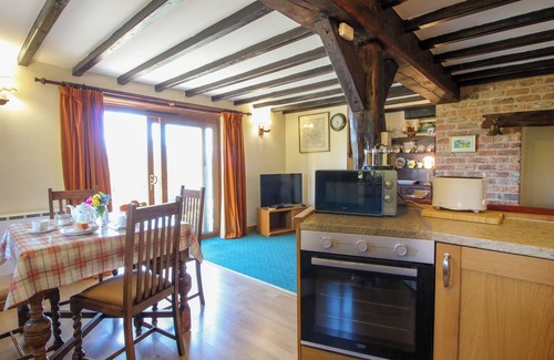 Farlow Cottage | WHITE COTTAGE, pet friendly, with a garden in Cleobury Mortimer