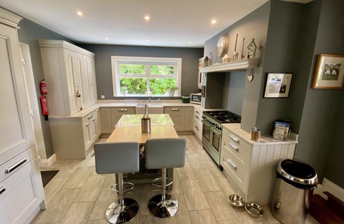 Cultra House | White Cottage - Quaint & cosy railway cottage just a stone's throw from beach