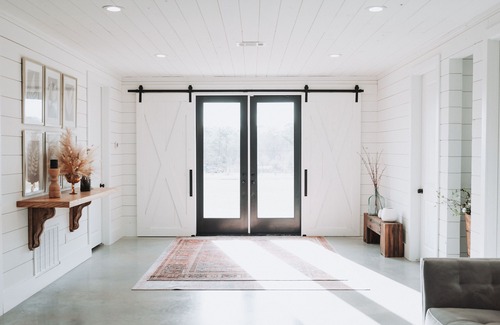 Montgomery House | White Gambrel Style Barn