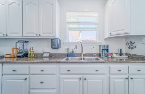 Compton House | White Heaven House 3-bedroom house with AC, WiFi in Enchanting Compton