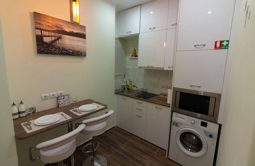 Dafni Apartment | White House. 30 steps from the Metro station