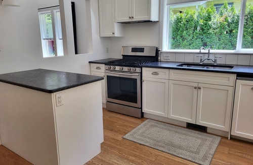 Salmon Arm House | White House - Entire downtown cottage