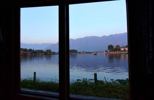 Dal Lake Boat Rental | White House Group Of Houseboats