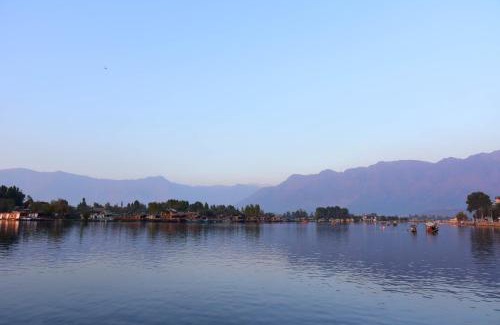 Dal Lake Boat Rental | White House Group Of Houseboats