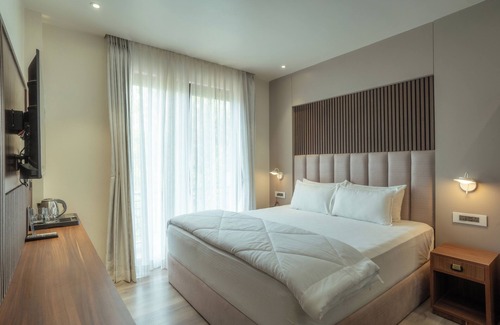 Jhusi Hotel | White House Royal Living