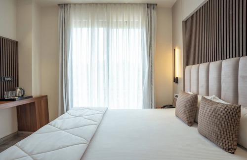 Jhusi Hotel | White House Royal Living
