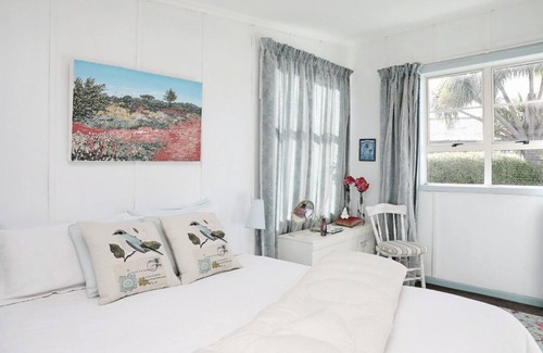 Riverton Cottage | ‘White ivory cottage’ in beautiful Taramea Bay