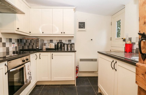 Brynsiencyn House | WHITE LILAC COTTAGE, pet friendly, with open fire in Brynsiencyn