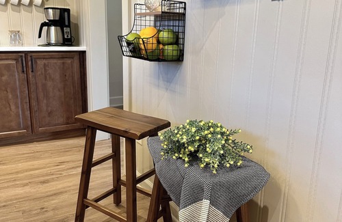 Greeneville Cottage | White Little Cottage-Newly renovated-Pets-Family