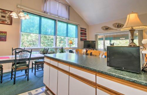 North Conway House | White Mountains Home with Hot Tub - Walk to Town!