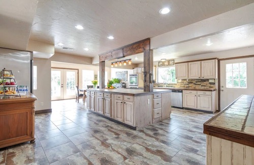 Valley View Bed & Breakfast | White Oak Lodge-Texas Sized Pool & 24 acre B&B
