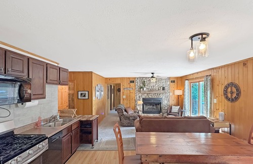 Three Lakes Cabin | White Pines Cabin: Ideal Location for Family-Fishing-Fun w/12 boats + Lily Pad!