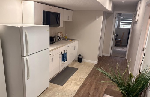 Beaumont House | White Private Charm Room near YEG Airport with Shared Bathroom| Shared Kitchen
