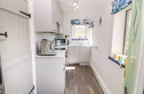 Penmachno Cottage | WHITE ROSES RETREAT, family friendly, with hot tub in Penmachno