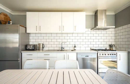 Palm Beach Cottage | White Sands Cottage - White Sands Cottage at Palm Beach is a beautifully presented and fully restored 1950s weatherboard bach located just 50 metres from the white sands of Palm Beach. With 2 bedrooms and 1 bathroom this is a perfect family cottage a