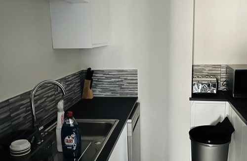 South Ockendon Apartment | White Soft, Private En-suite Double Room, Garden and Free Parking