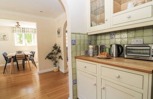 Burford House | WHITE STONES, pet friendly, with open fire in Fulbrook