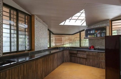 Navi Mumbai House | White Triangle by Joy Suitesnn