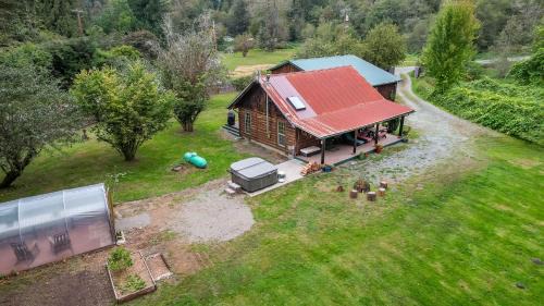Lime Kiln House | Whitehorse Mountain Retreat - Hot tub - Fireplace