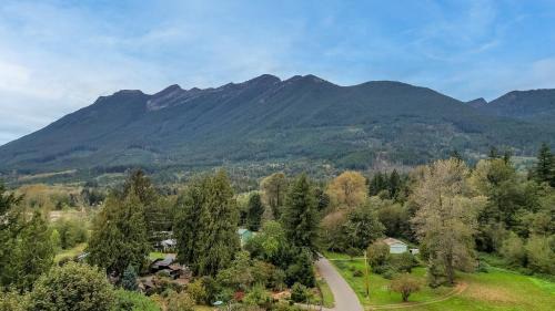 Lime Kiln House | Whitehorse Mountain Retreat - Hot tub - Fireplace