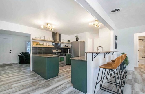 Goshen House | Whitehouse Retreat! 4-bedroom house with Pool, WiFi and AC in tranquil Goshen