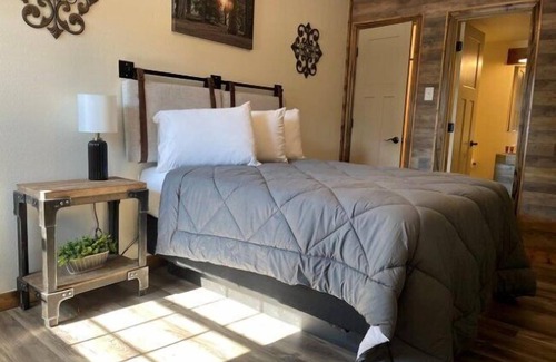 Sedan Hotel | Whitetail Inn