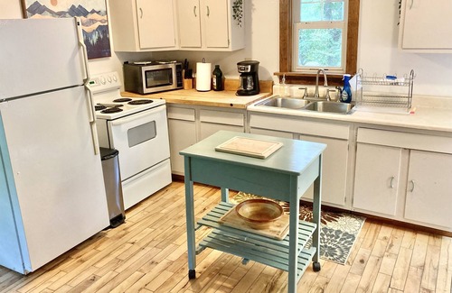 Asheville Ski Chalet | Whitewater Chalet-Stay right on the French Broad!