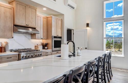 Buena Vista House | Whitewater Villa - 5BR Luxury Retreat with Hot Tub