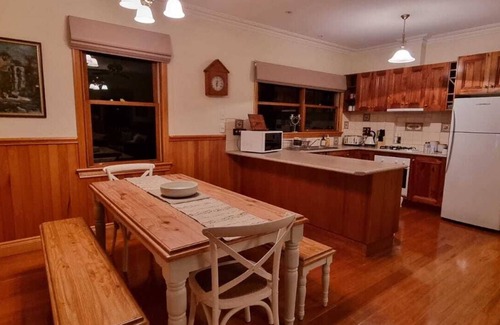 Walhalla House | Whitlow Manor. Cosy Family Stay. Woodfire. Walk to Town