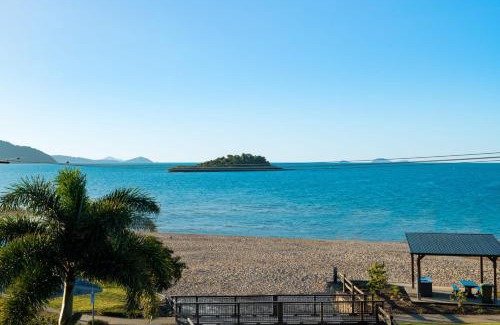 Cannonvale Apartment | Whitsunday Beachfront Apartment on Coral Esplanade