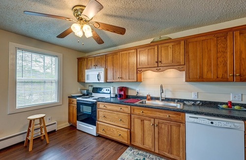 Qualla Cabin | Whittier Vacation Rental Cabin w/Private Hot Tub