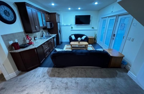 Southwest Calgary House | WHOLE HOUSE/TOP-NOTCH AREA/7 BEDROOM/SLEEPS 23 PERSONS/FULL KITCHEN