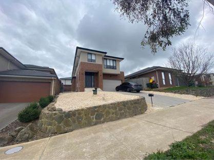 Doreen House | Whole House with 4QB - 44 Aspect - 30 minutes from Melbourne International Airport - 2 Minutes to Westfield Shopping Center
